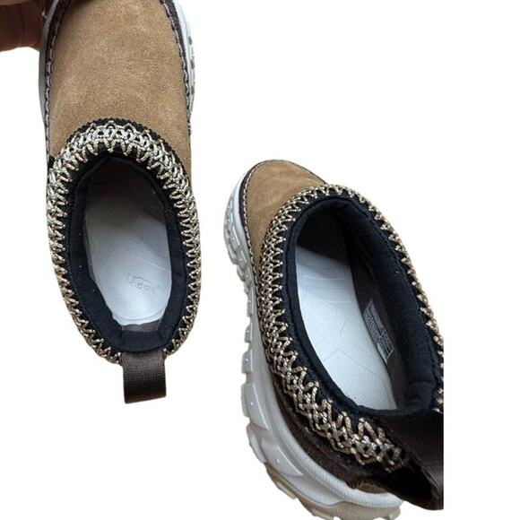 NWT! "UGG" KIDS Venture Daze Slip On Suede SZ 3Y Thick Tread Embroidered Accent - Picture 4 of 11